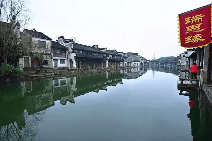 探讨天涯问答话题,尽在为什么高铁火车轨道是辅在碎石上,而不直接用平整的水泥地呢?谢谢